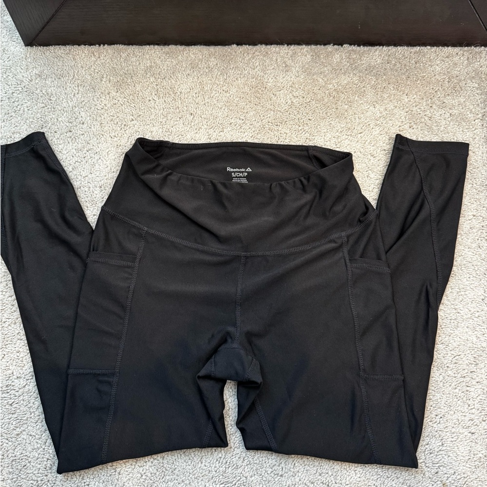 Reebok black leggings with pockets 🖤